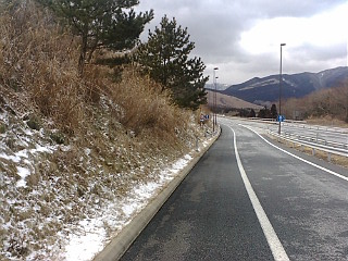 雪残る道を・・